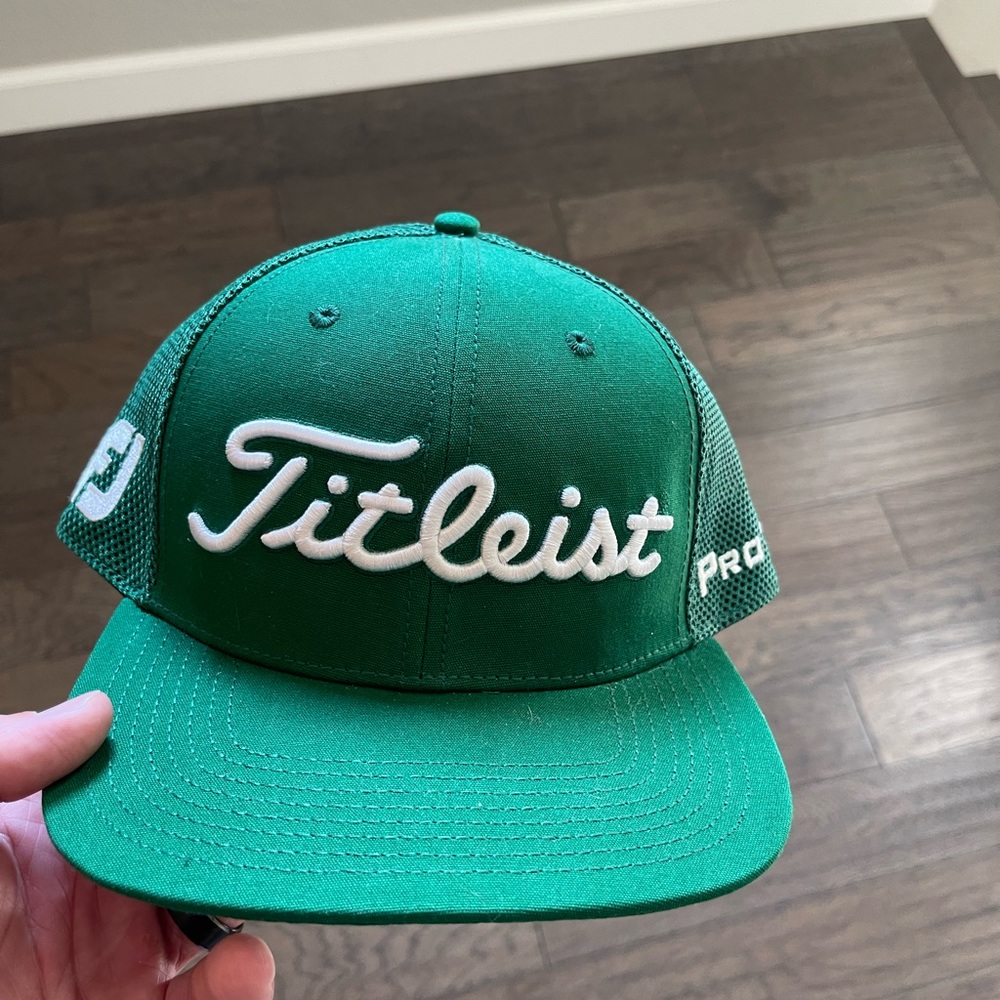 Brand new Titleist flat brim green snapback